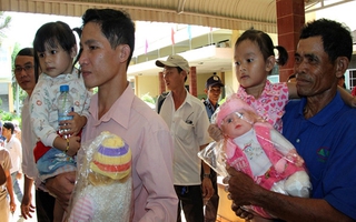 Hai gia đình ở Bình Phước chính thức đổi lại con sau 3 năm nuôi nhầm
